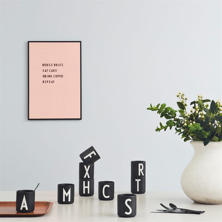 Design Letters beker zwart, E Design Letters