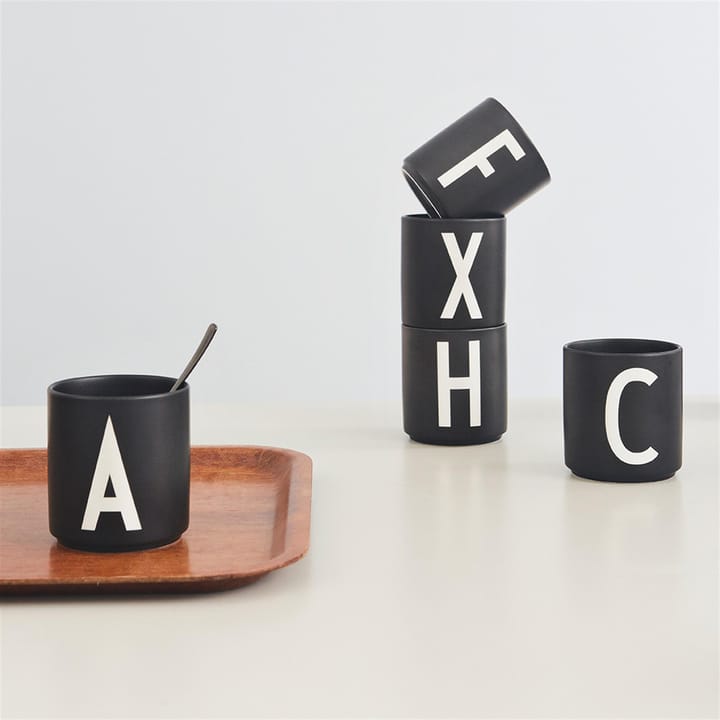 Design Letters beker zwart, E Design Letters