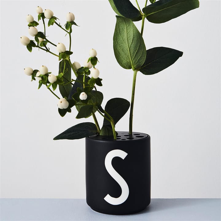 Design Letters beker zwart, E Design Letters