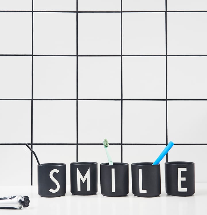 Design Letters beker zwart, P Design Letters