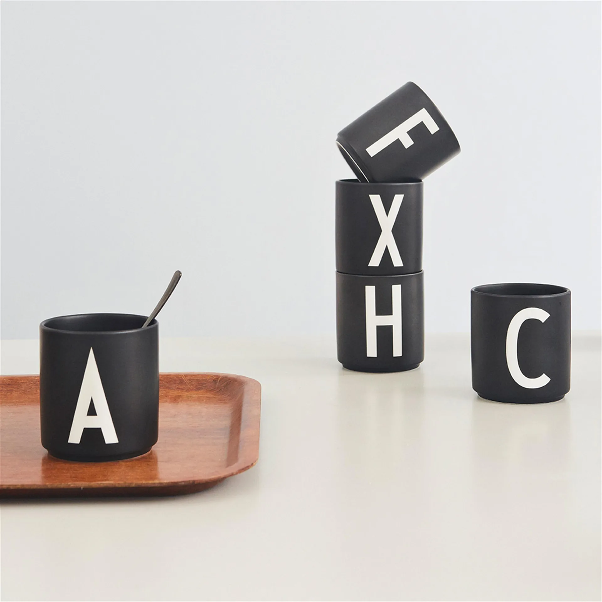 Design Letters beker zwart, U Design Letters