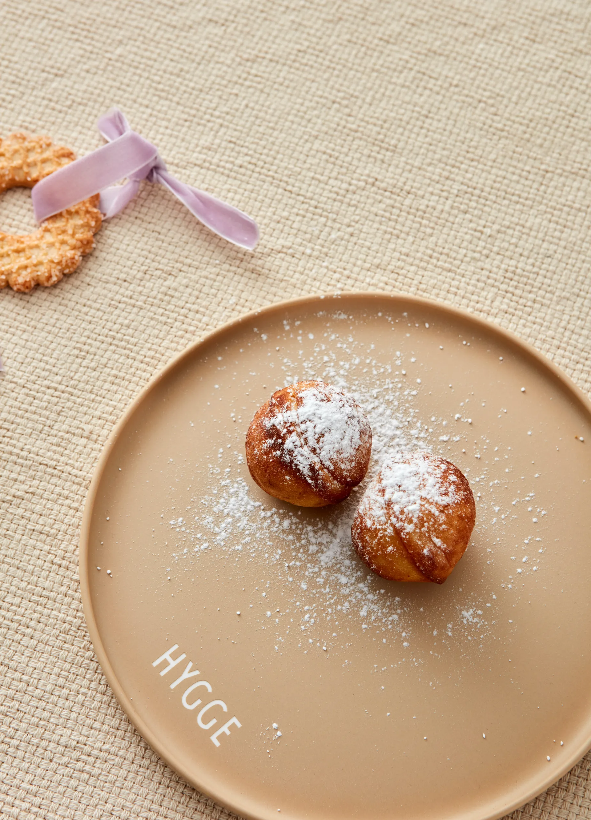 Design Letters favoriet bord Ø22 cm, Hygge-beige Design Letters