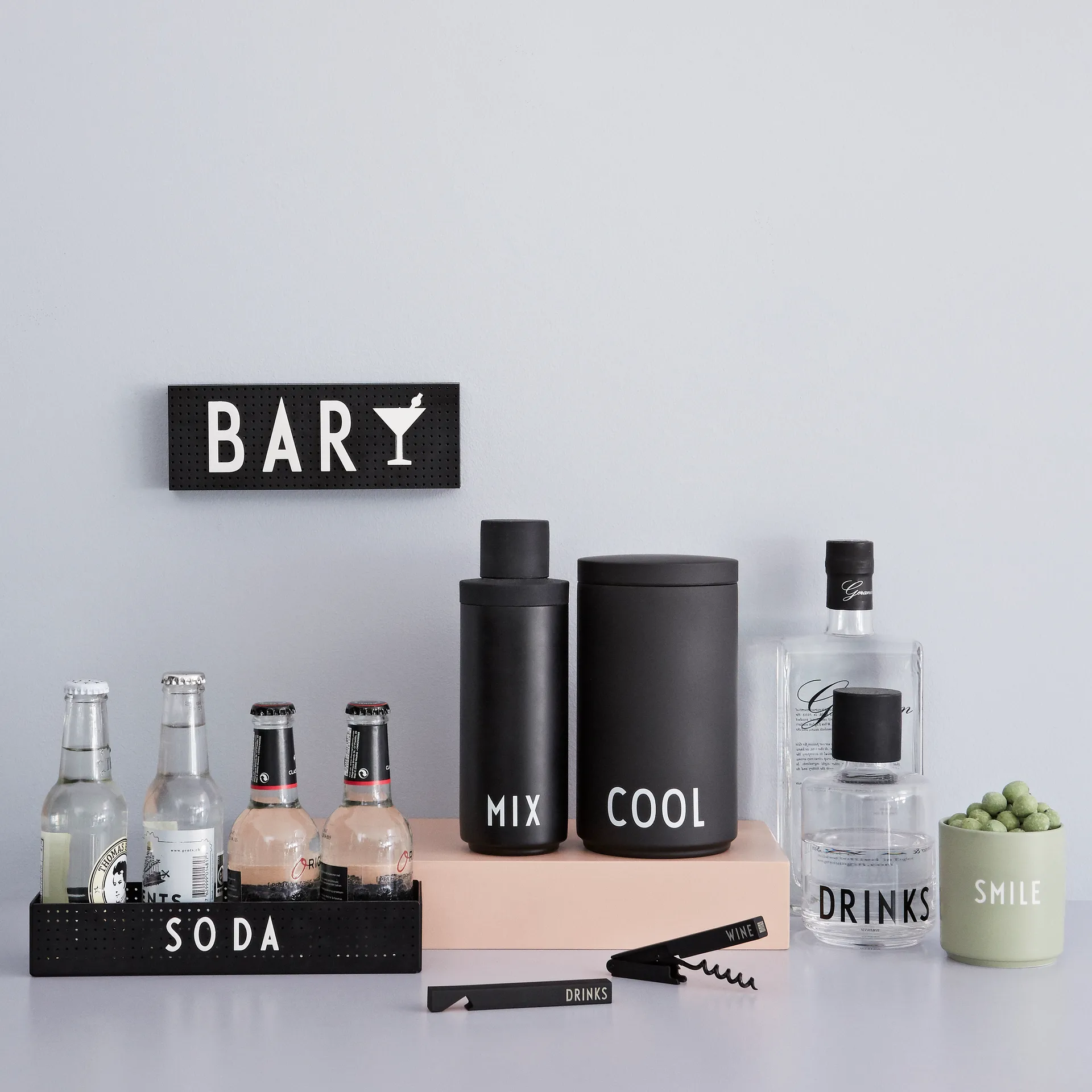 Design Letters shaker zwart, 23 cm. Design Letters