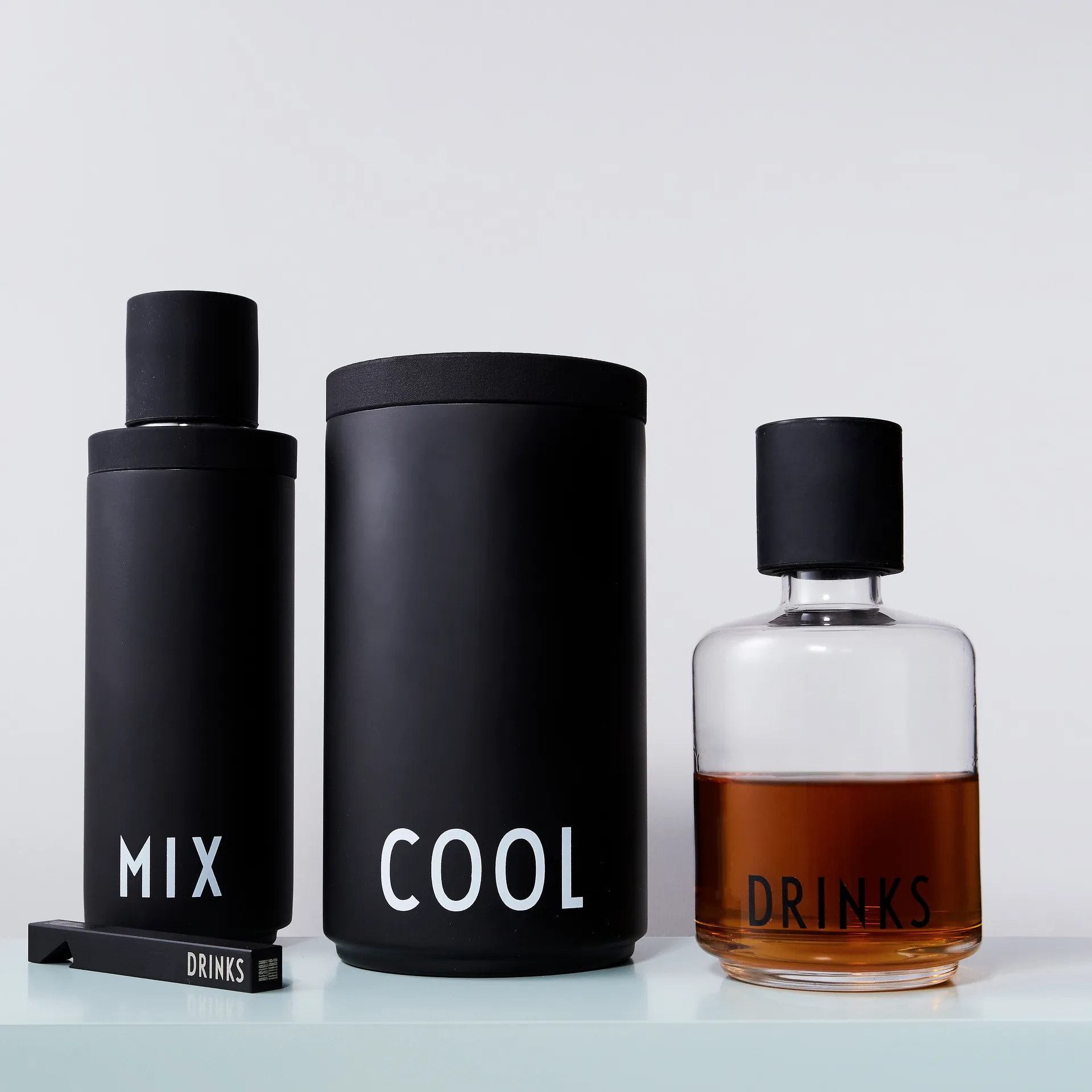 Design Letters shaker zwart, 23 cm. Design Letters