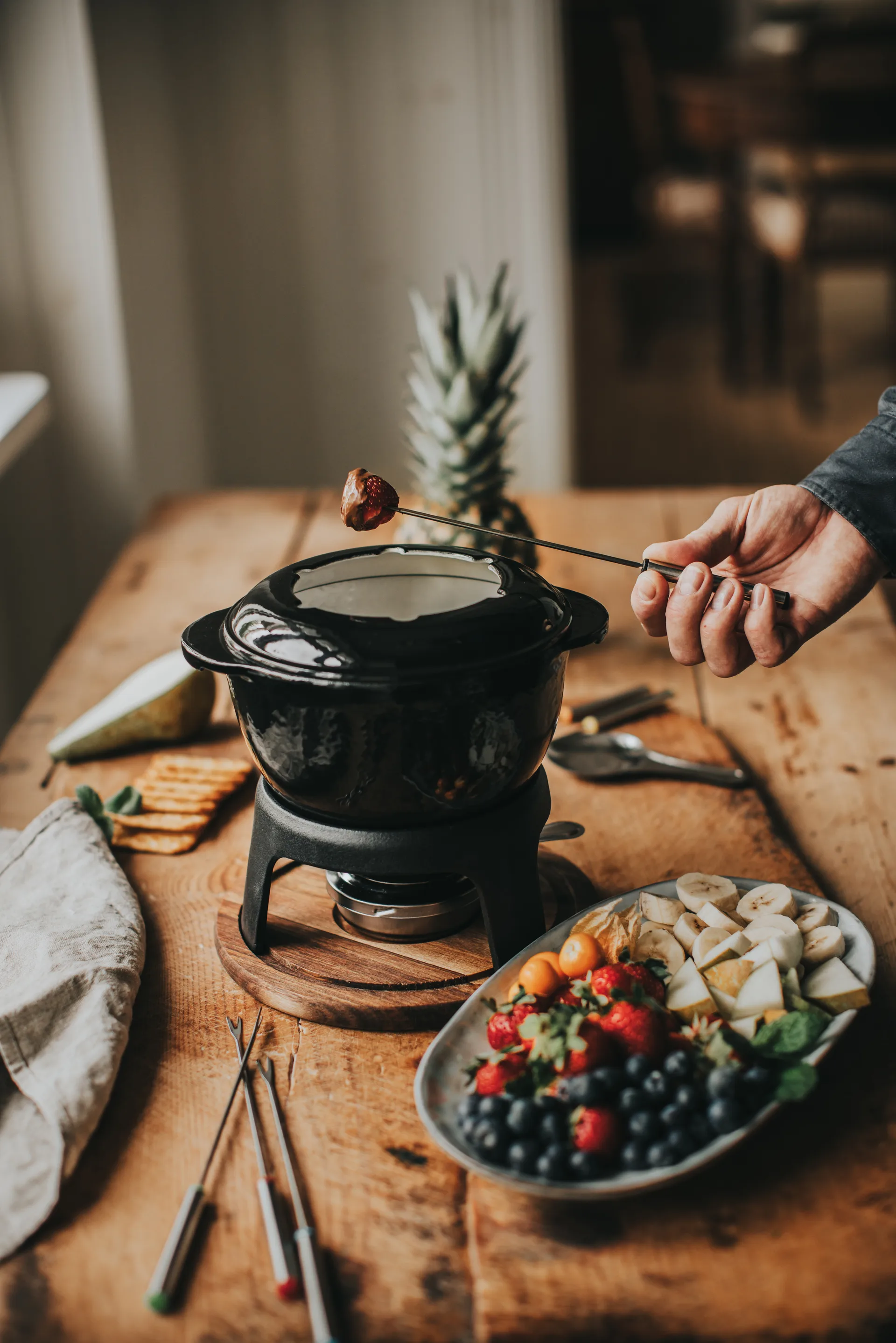 Foni fonduepan gietijzer geëmailleerd 21×18,4×9,8 cm, Zwart-acacia houten plaat Dorre