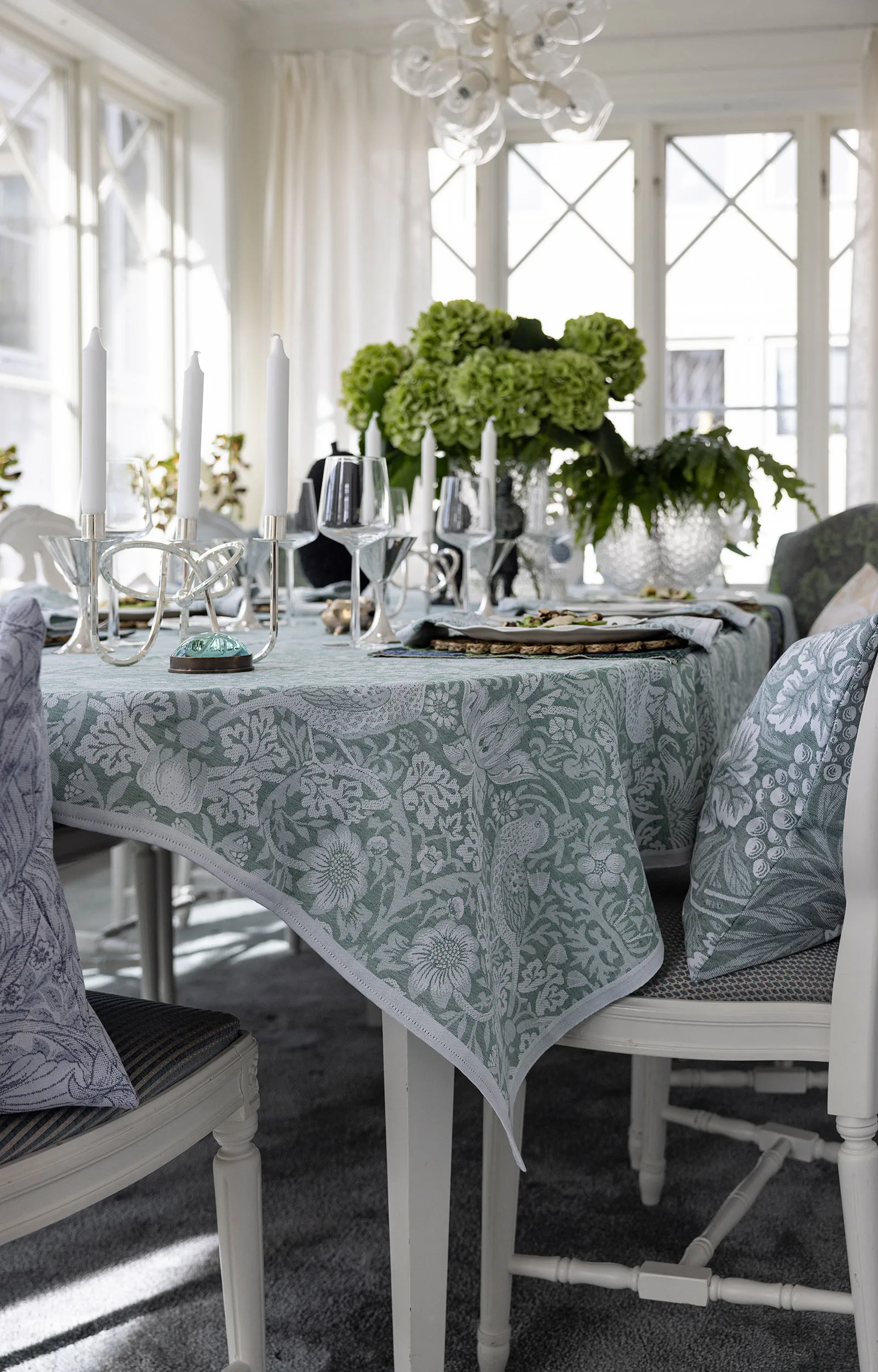 Strawberry Thief tafelkleed 150x250 cm, Groen Ekelund Linneväveri