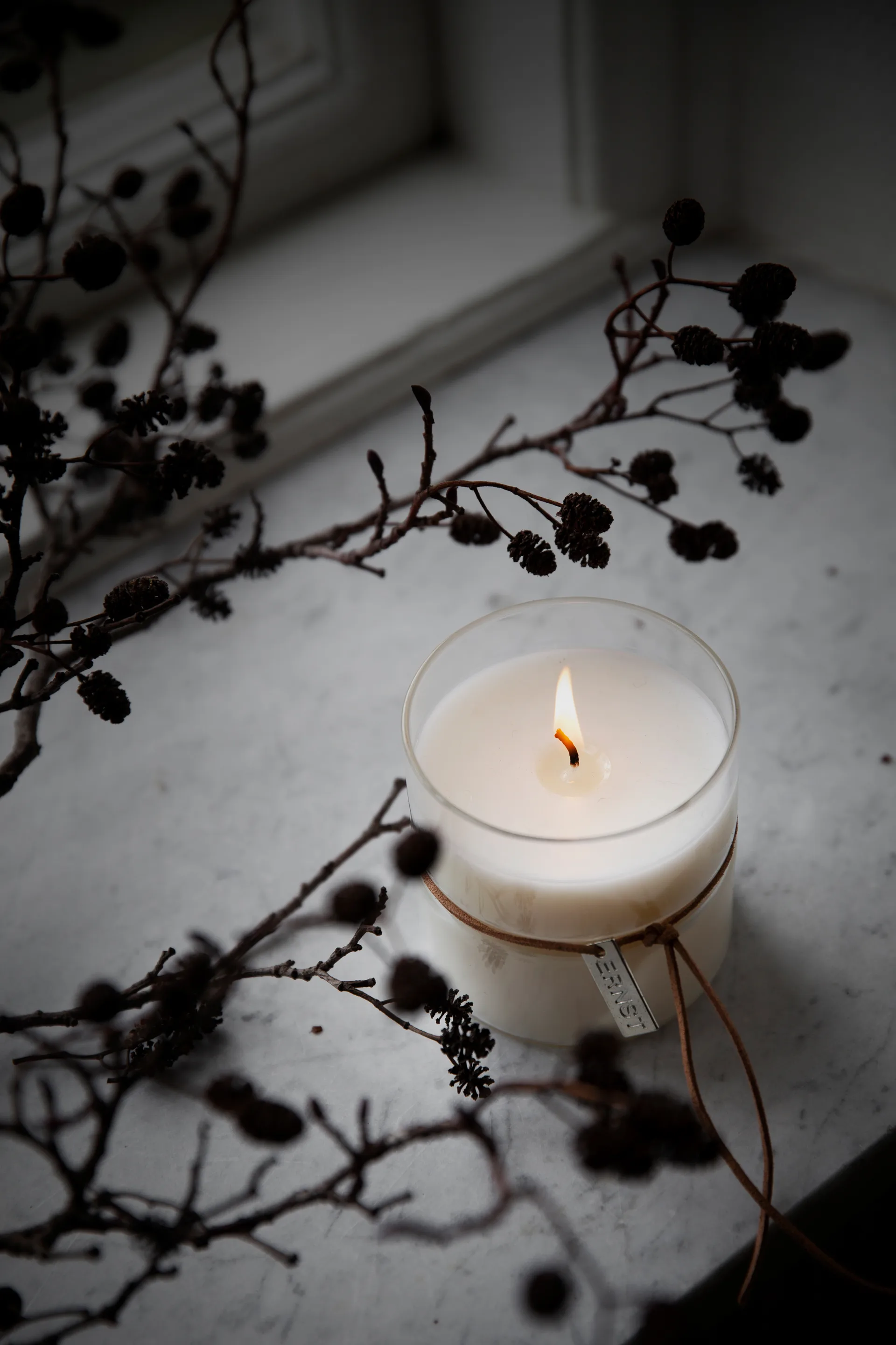 Ernst geurkaars in glas met bandje Ø5,8 cm, Tid till ingenting ERNST