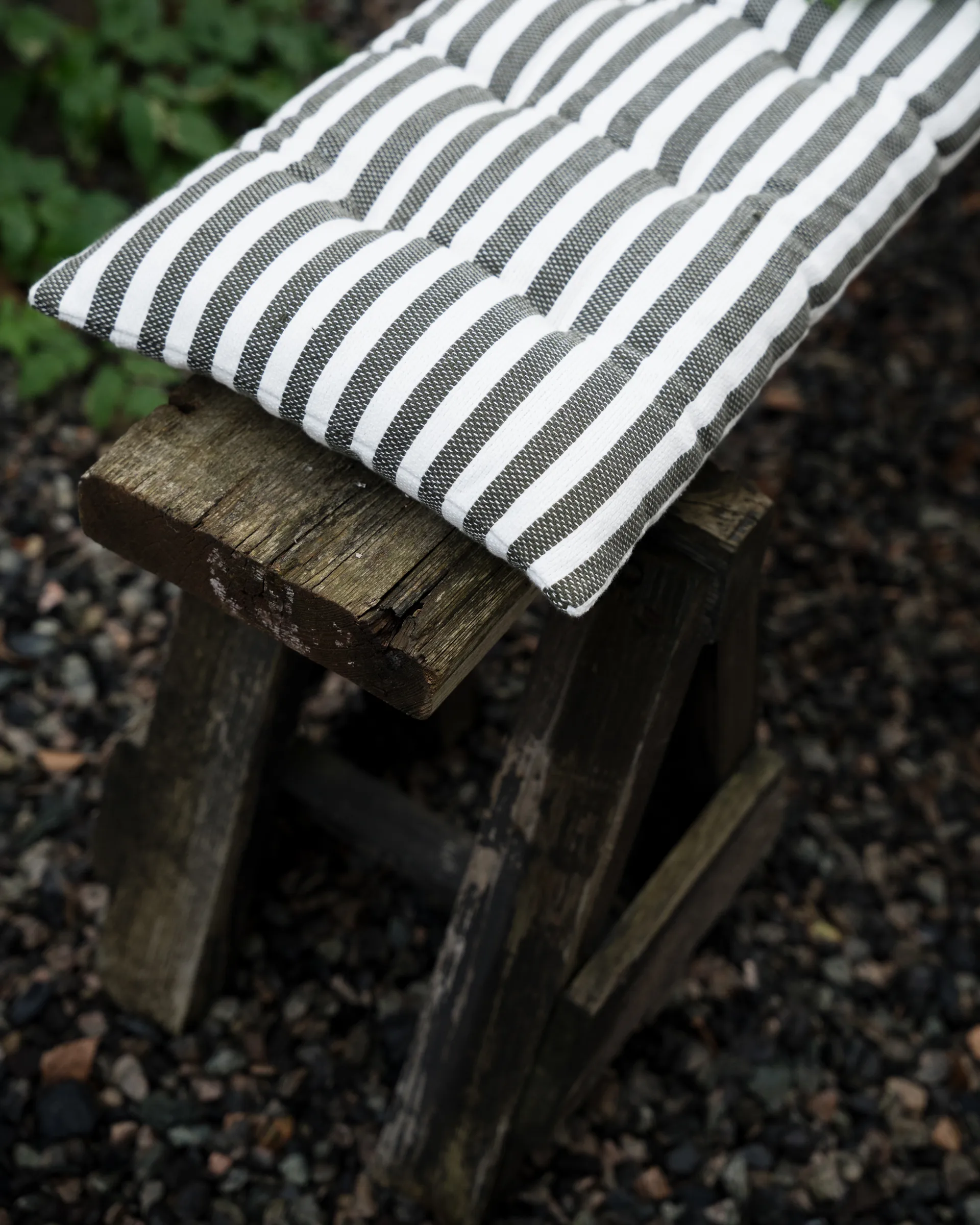 Ernst trapkussen 30x100 cm, Saliegroen-wit ERNST