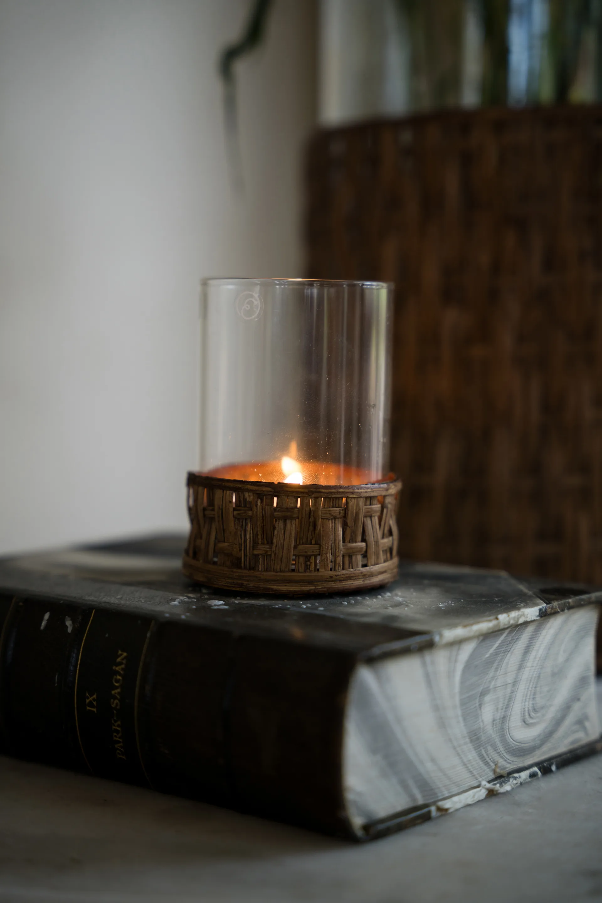 Ernst vaas/lantaarn in mand, Donkerbruin, Ø7x8,5 cm ERNST