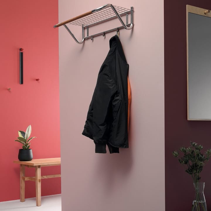 Funk hoedenplank, roestvrij staal, geoliede eikenhouten stang. Essem Design