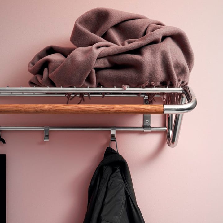 Funk hoedenplank, roestvrij staal, geoliede eikenhouten stang. Essem Design