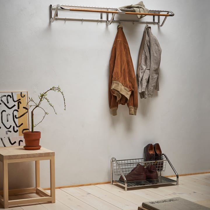 Funk hoedenplank, roestvrij staal, geoliede eikenhouten stang. Essem Design
