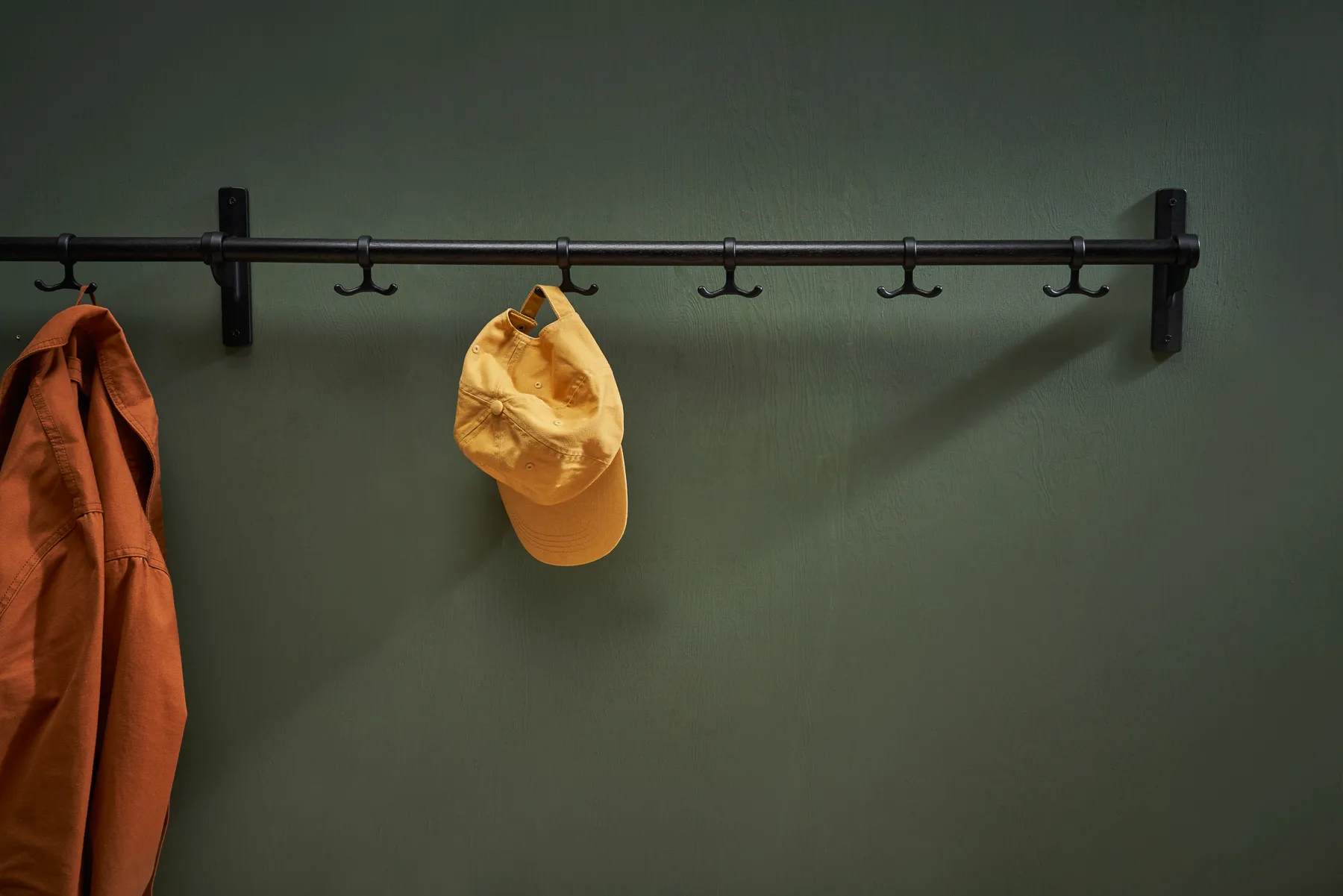 Nostalgi kapstok 100 cm, Zwartgebeitst eiken-aluminium Essem Design