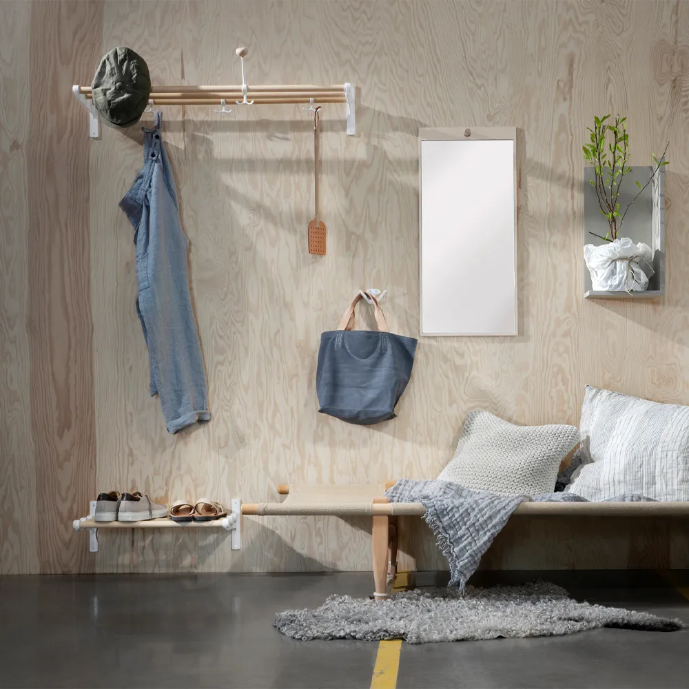 Nostalgi Schoenenrek of hoedenplank, koper, wit frame Essem Design