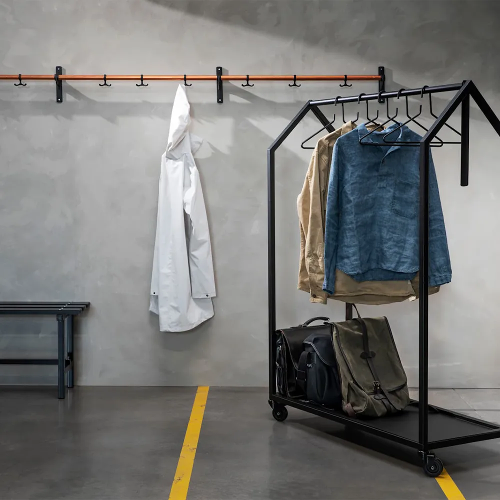 Nostalgi  Wandkapstok, walnoothout, wit frame Essem Design