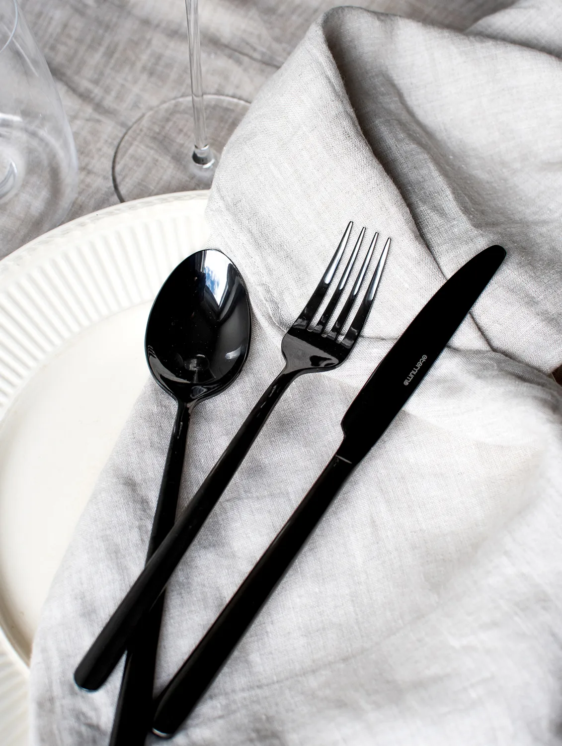 Eternum Nardo bestekset 16-delig, Zwart Eternum