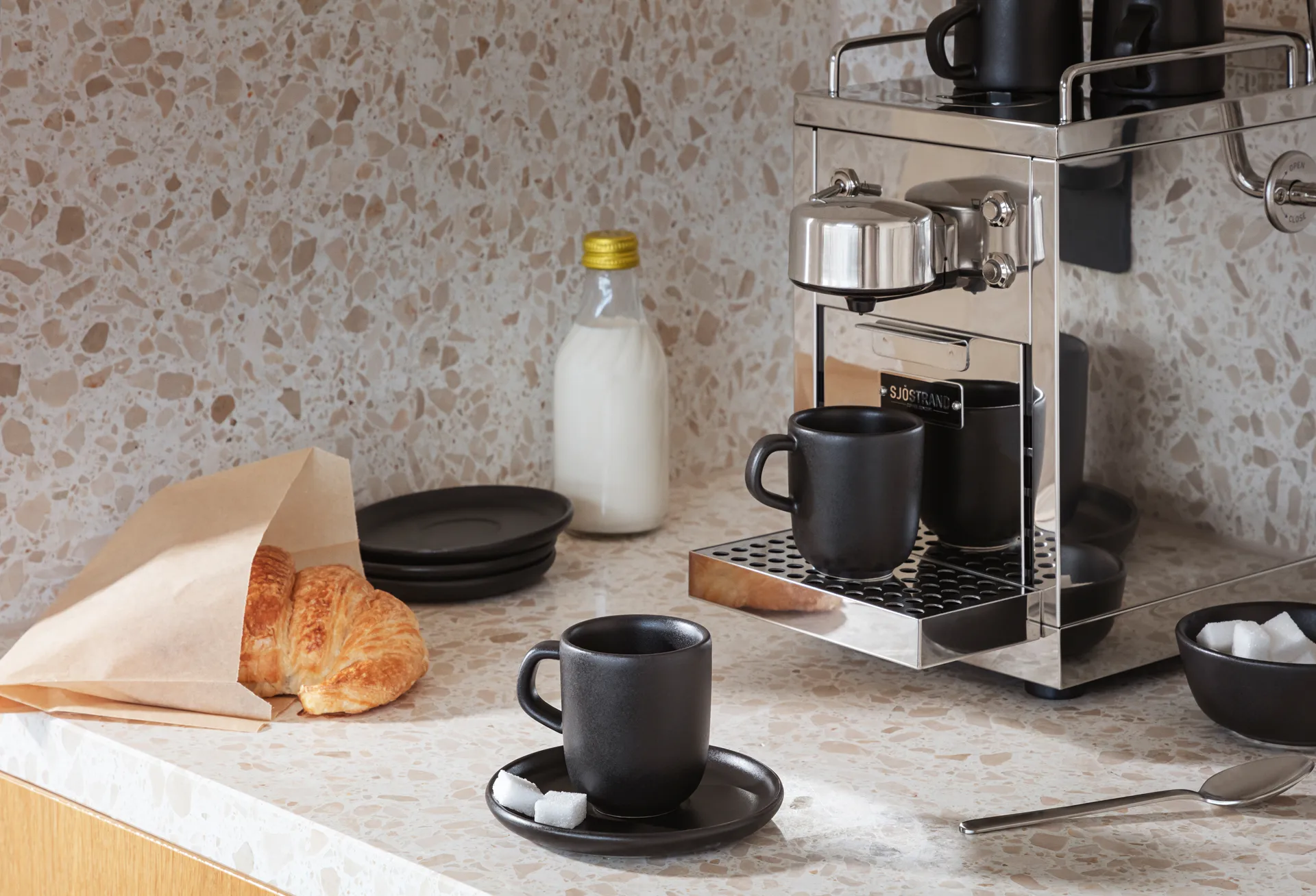 Nordic Kitchen espressokop met schotel, Zwart Eva Solo