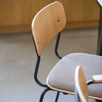 J182 Holmen stoel - Eikenfineer-zwarte poten-taupe - FDB Møbler