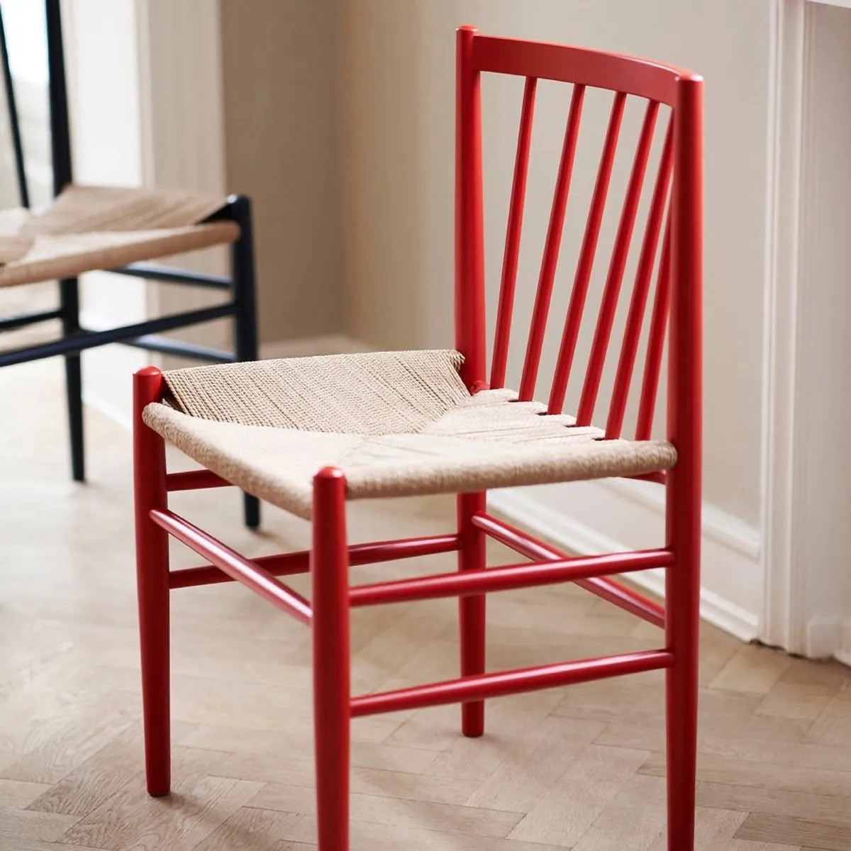 J80 stoel, Ruby red beuken-paper cord FDB Møbler