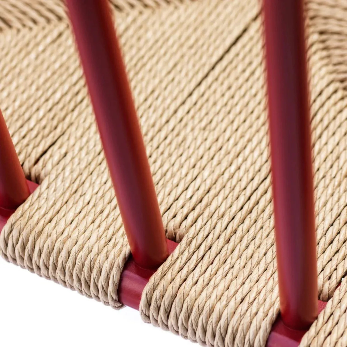J81 armstoel, Ruby red beuken-paper cord FDB Møbler