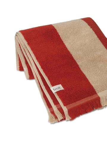 Alee handdoek 50x100 cm - Light camel-red - Ferm Living