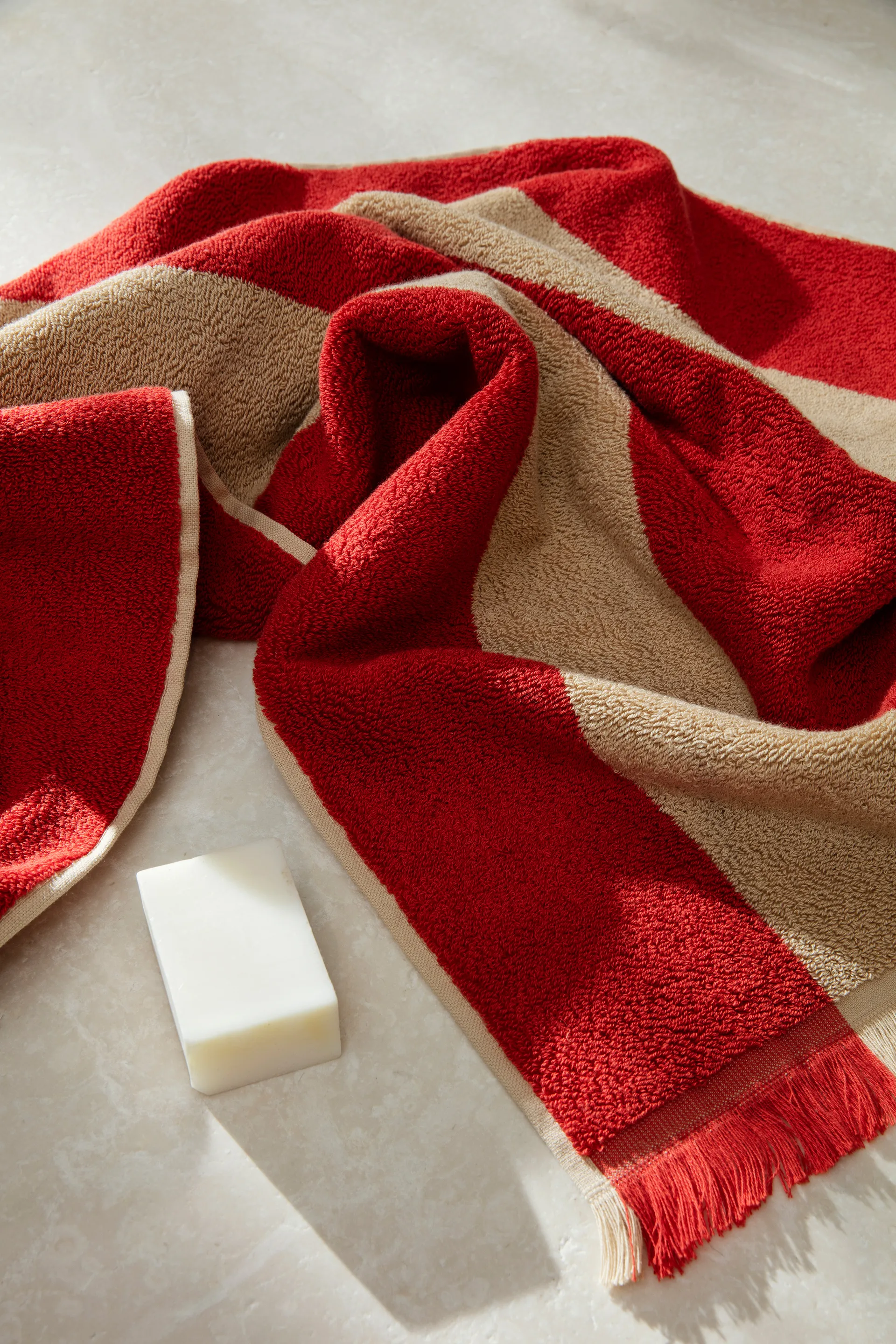 Alee handdoek 50x100 cm, Light camel-red Ferm Living