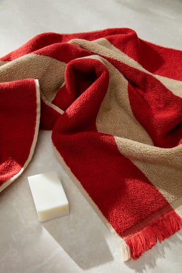 Alee handdoek 50x100 cm - Light camel-red - Ferm Living