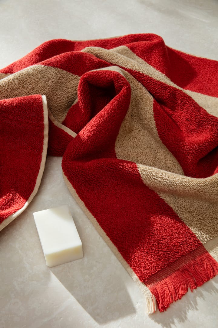 Alee handdoek 50x100 cm, Light camel-red Ferm Living