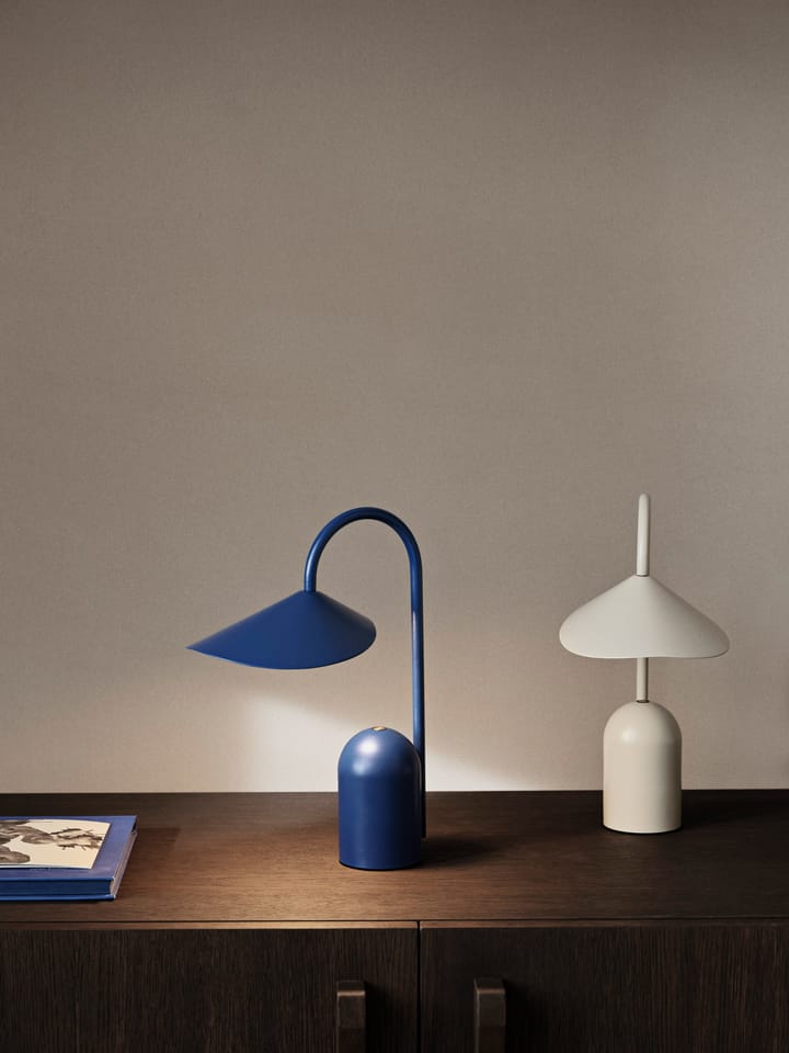 Arum draagbare lamp - Bright Blue - ferm LIVING