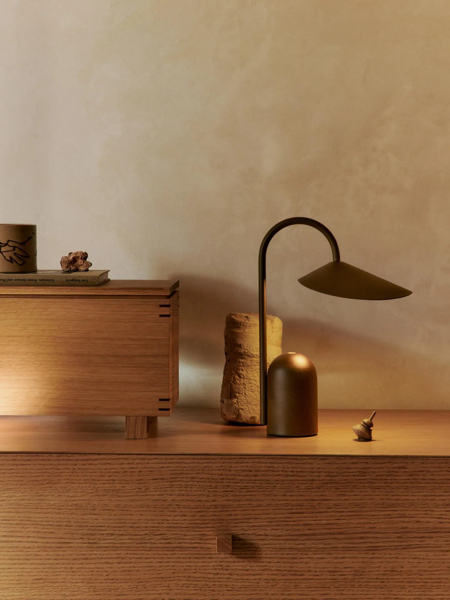 Arum draagbare lamp, Dark Chocolate Ferm Living