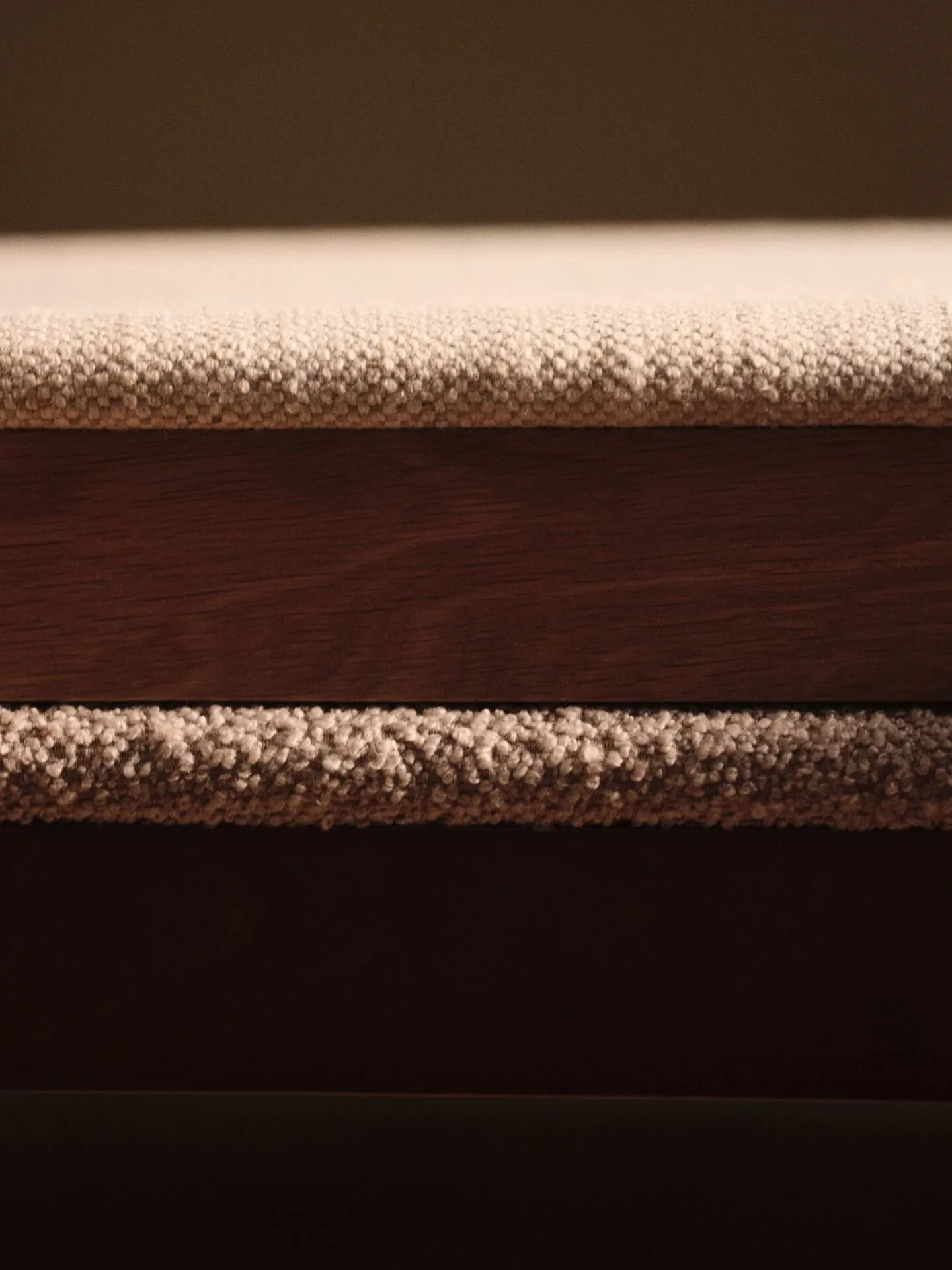 Boda armstoel, Klädd sits soft bouclé, dark stained beech-natural Ferm Living