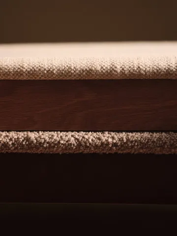 Boda armstoel - Klädd sits soft bouclé, dark stained beech-natural - Ferm Living