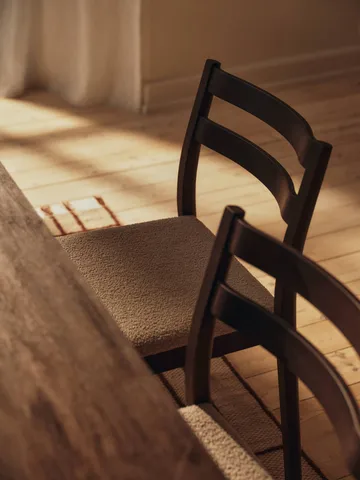 Boda stoel - Gestoffeerde zitting soft bouclé, donker gebeitst beuken-naturel - Ferm Living