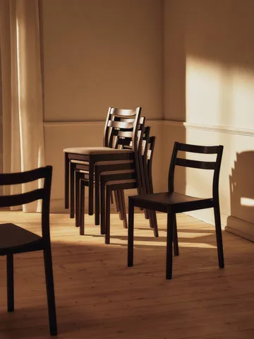 Boda stoel - Gestoffeerde zitting soft bouclé, donker gebeitst beuken-naturel - Ferm Living