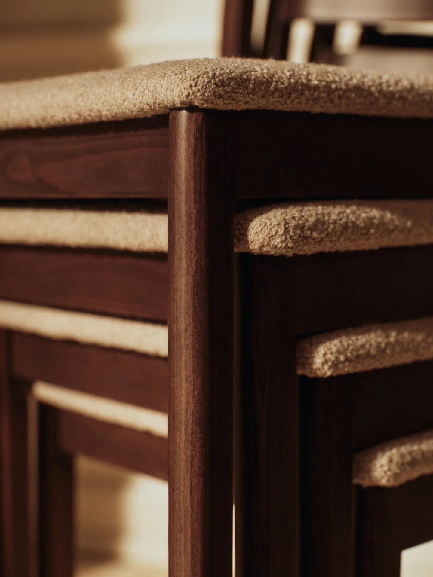 Boda stoel, Gestoffeerde zitting soft bouclé, donker gebeitst beuken-naturel Ferm Living