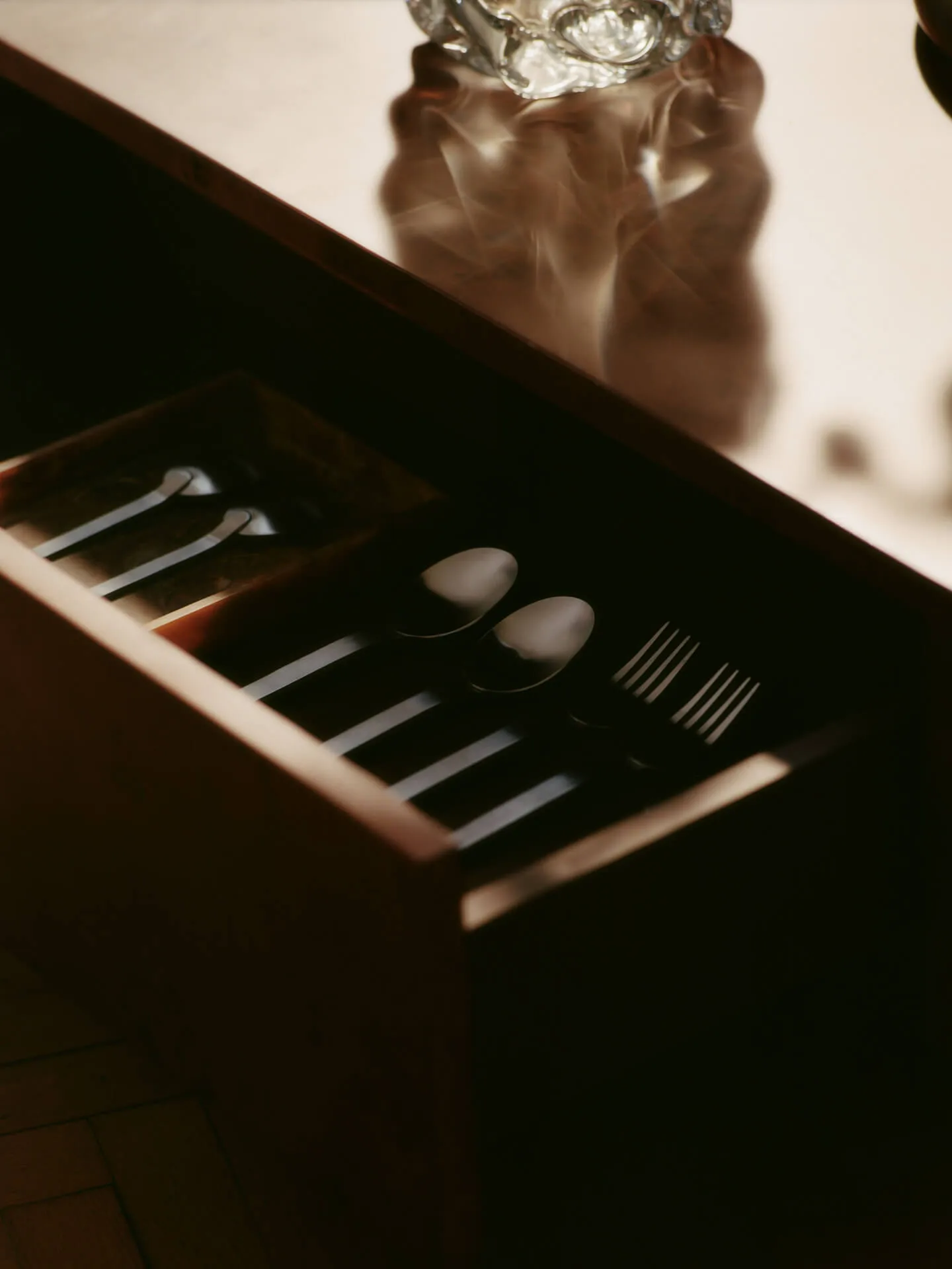 Burl storage salontafel 70x70 cm, Dark stained burl Ferm Living