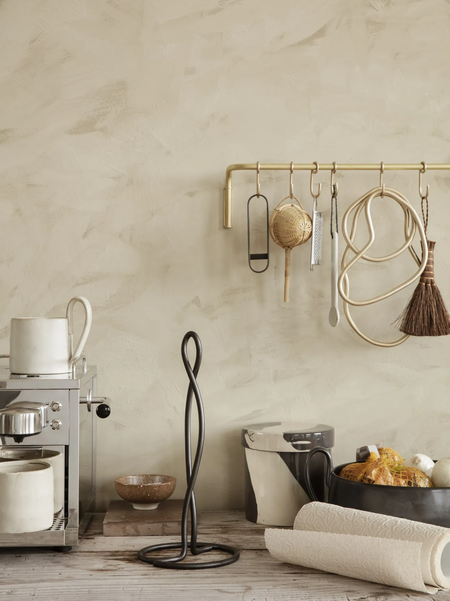Curvature keukenrolhouder, Zwart messing Ferm Living