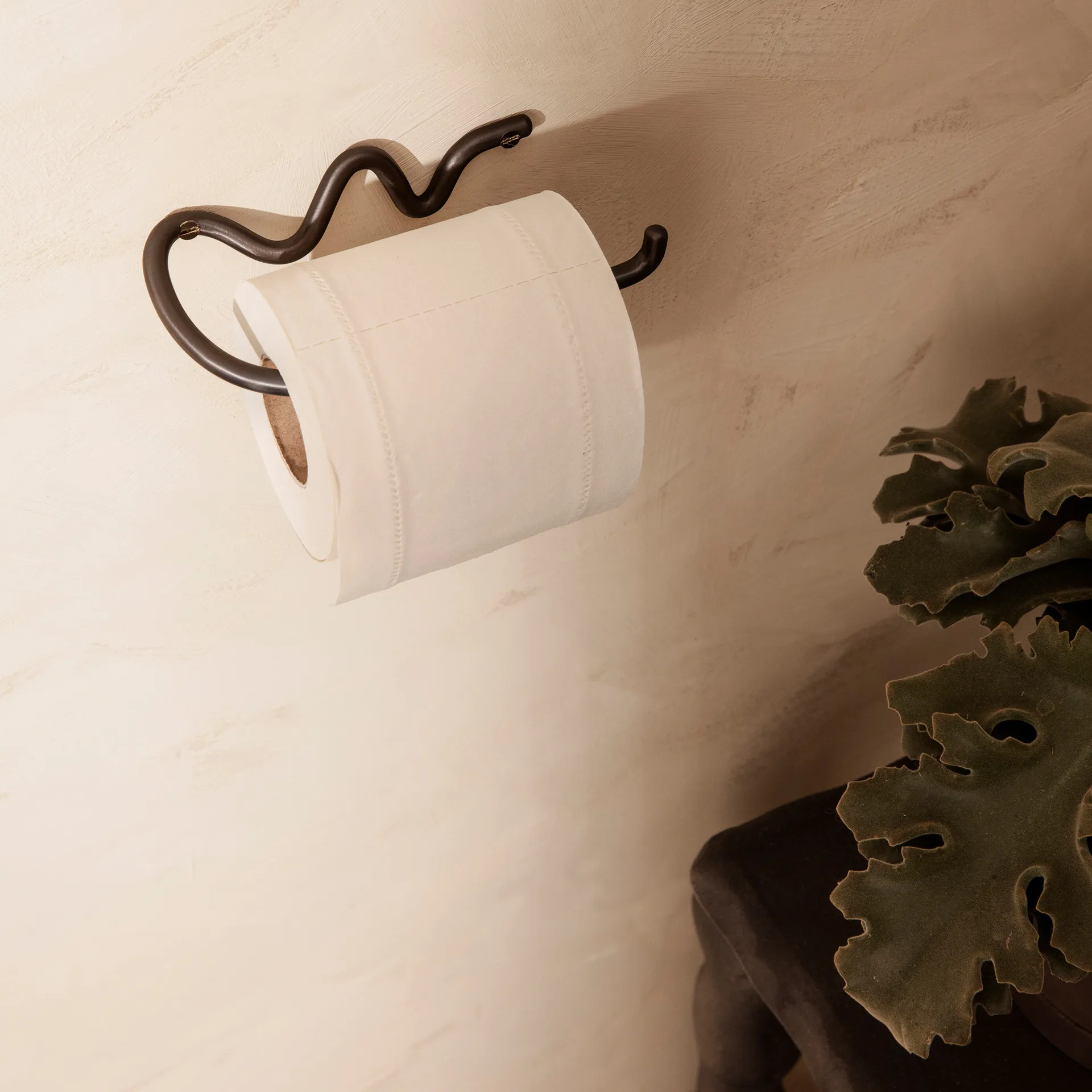 Curvature toiletpapierhouder, Zwart messing Ferm Living