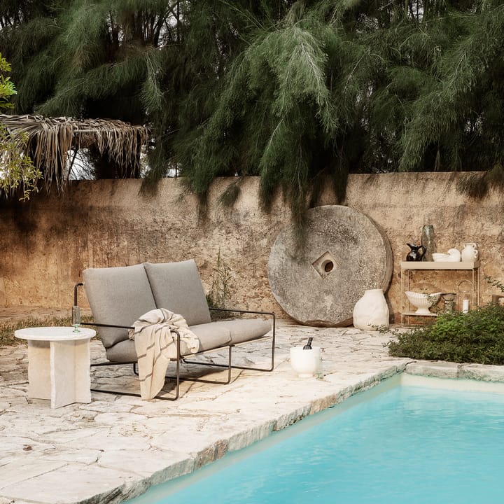 Desert 2-zits bank, stof dark sand, zwart frame Ferm Living