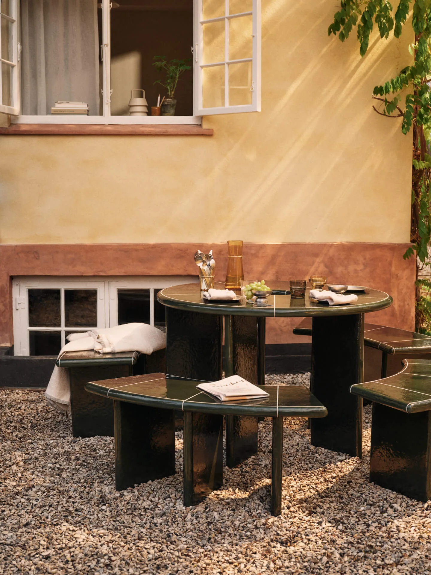 Deya curved zitbank, Donkergroen, 110x40x45,5 cm Ferm Living