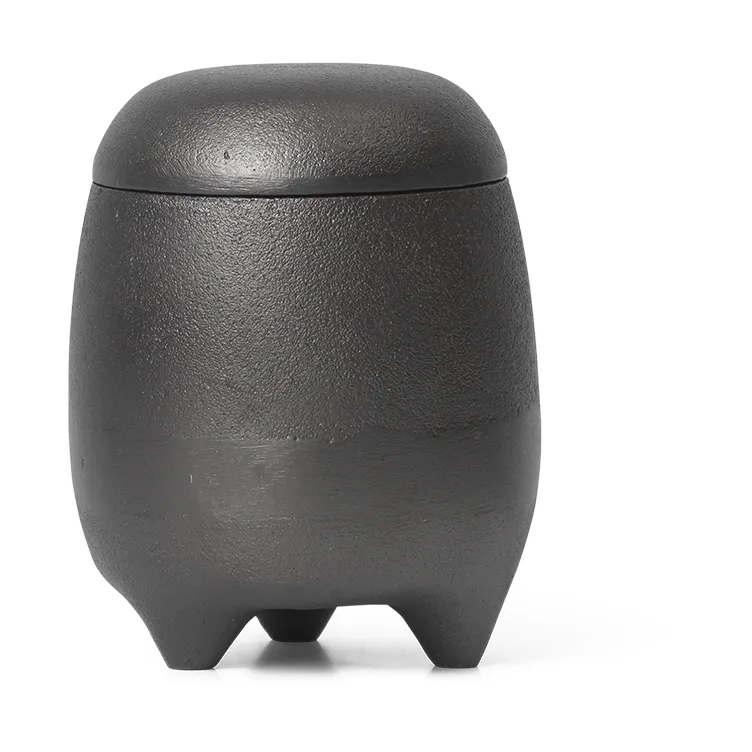 Evoke kaars in pot, Zwart geanodiseerd aluminium Ferm Living