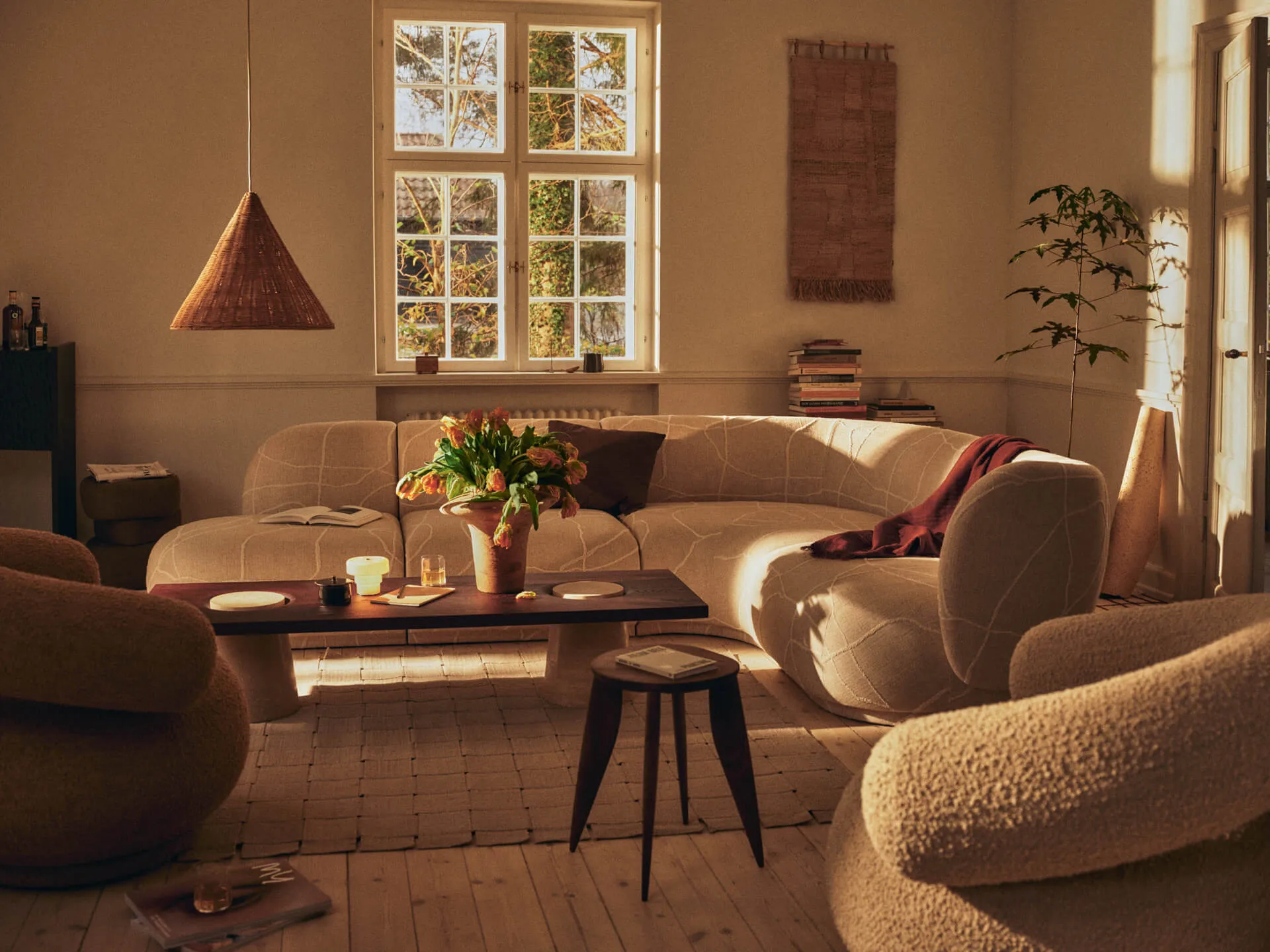 Feve bijzettafel, Walnoot, 42x42x45 cm Ferm Living