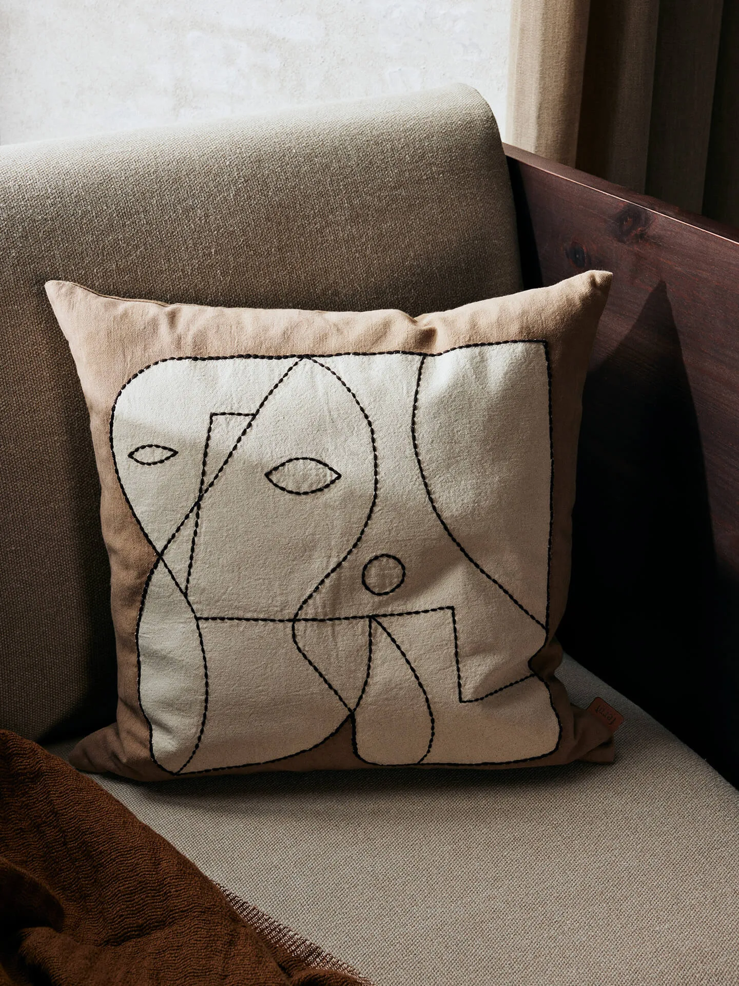 Figure kussenhoes 50x50 cm, Donker Taupe-Off-wit Ferm Living