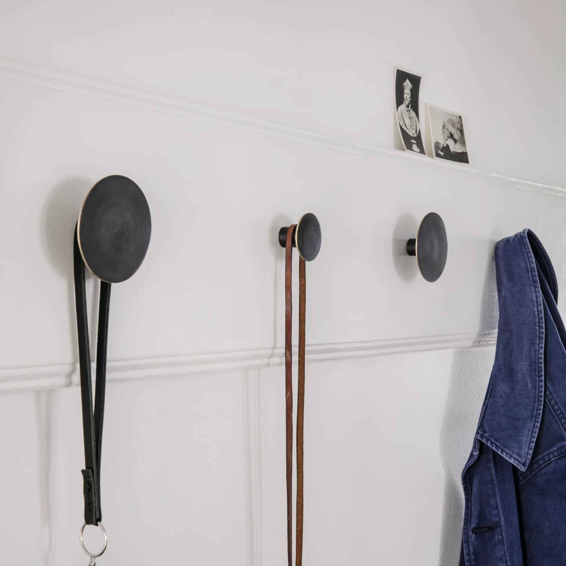 Flat Circle haak zwart-messing, Ø4 cm Ferm Living