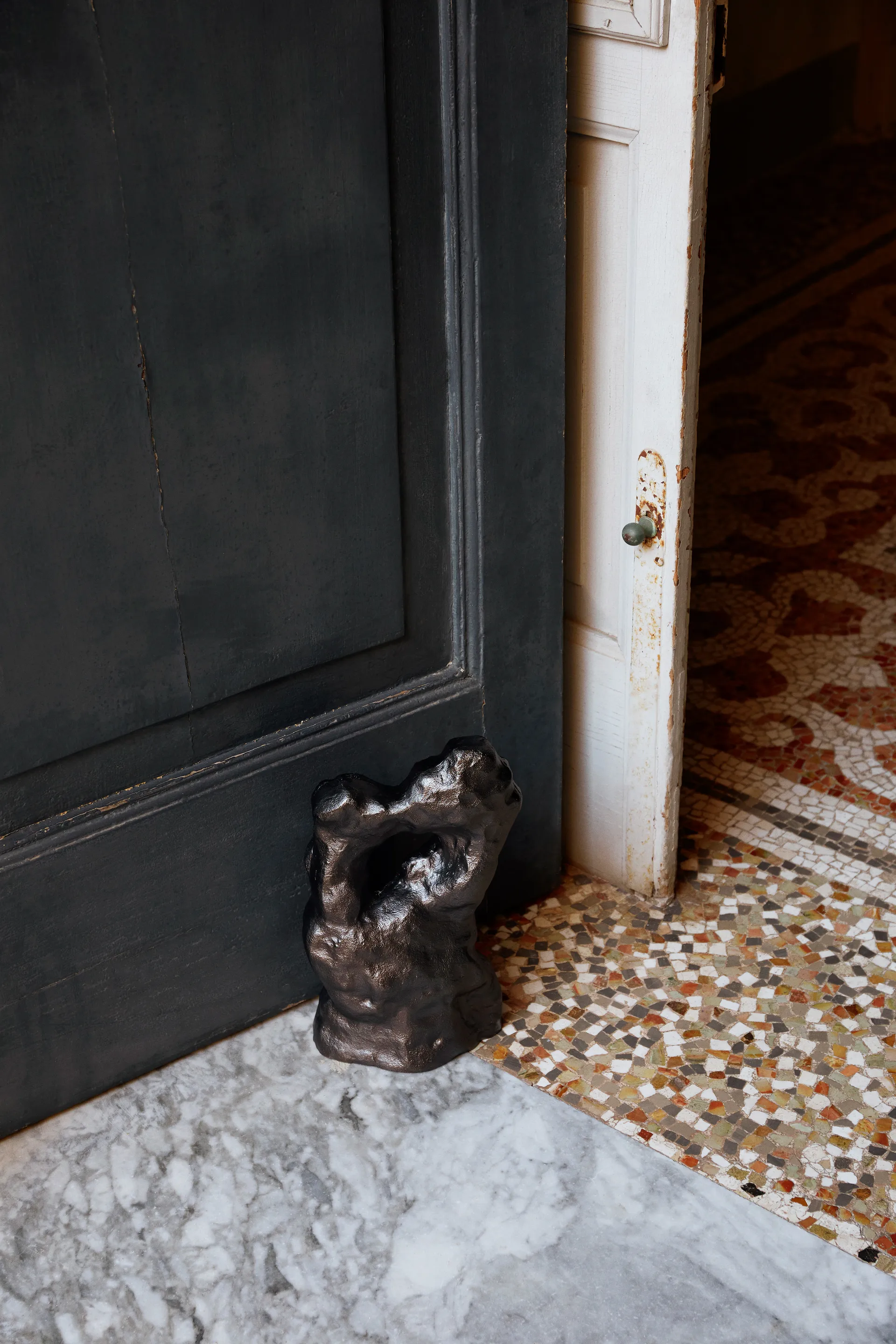 Grotto sculptuur, Blackened Aluminium Ferm Living