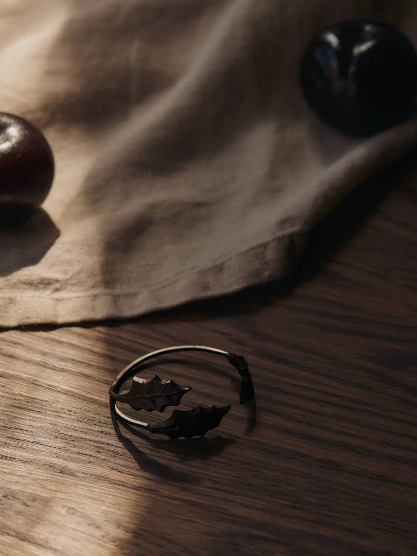 Holly leaf servetring Ø5,3 cm 4-pack, Black Brass Ferm Living