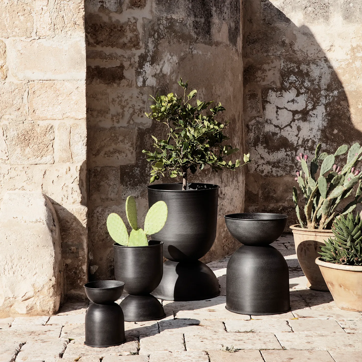 ferm LIVING Hourglass Pot Extra Small 黒 Hourglass bloempot extra small Ø21 cm van Ferm Living - NordicNest.nl