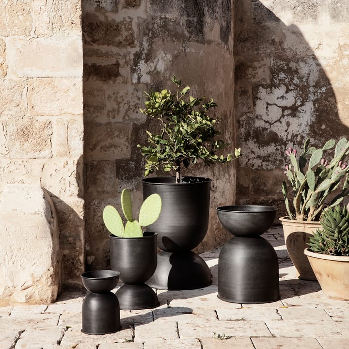 Hourglass bloempot extra small Ø21 cm, Zwart-donkergrijs Ferm Living