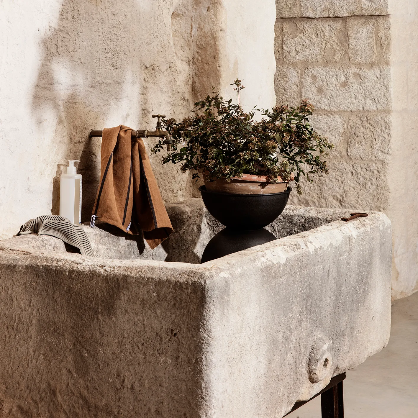 Hourglass bloempot extra small Ø21 cm, Zwart-donkergrijs Ferm Living