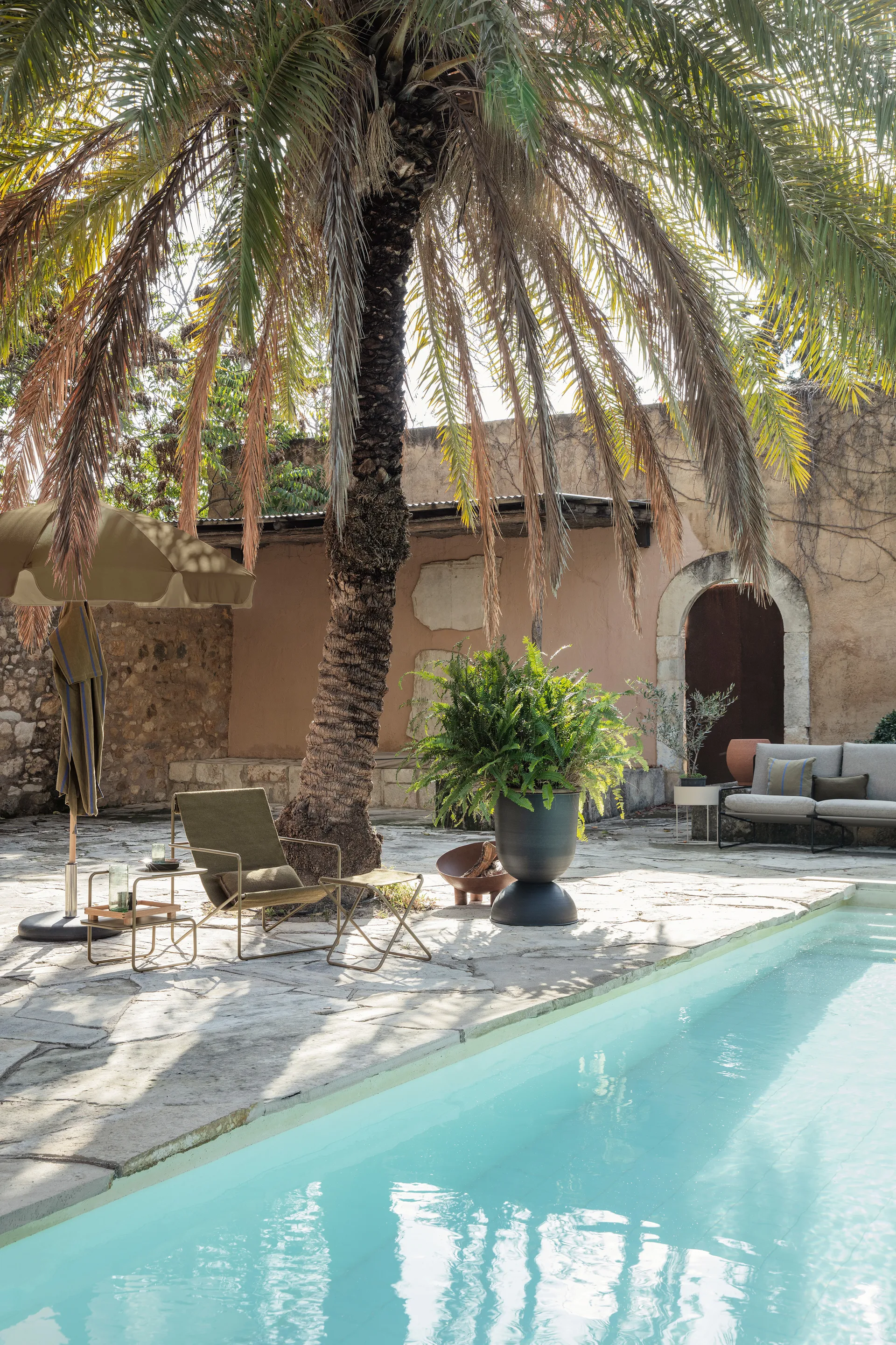 Hourglass bloempot groot Ø50 cm, Zwart-donkergrijs Ferm Living